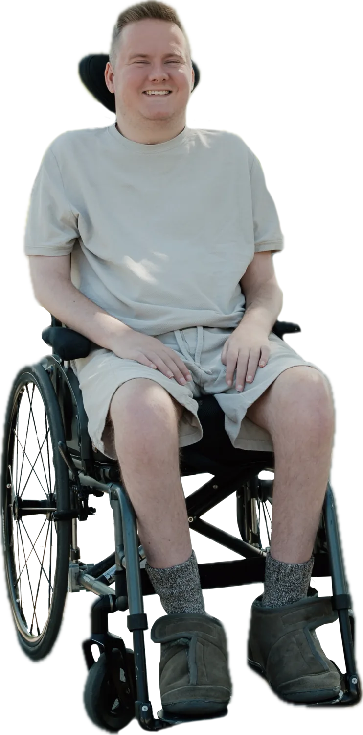 Ich sitze in meinem Rollstuhl und lächle.